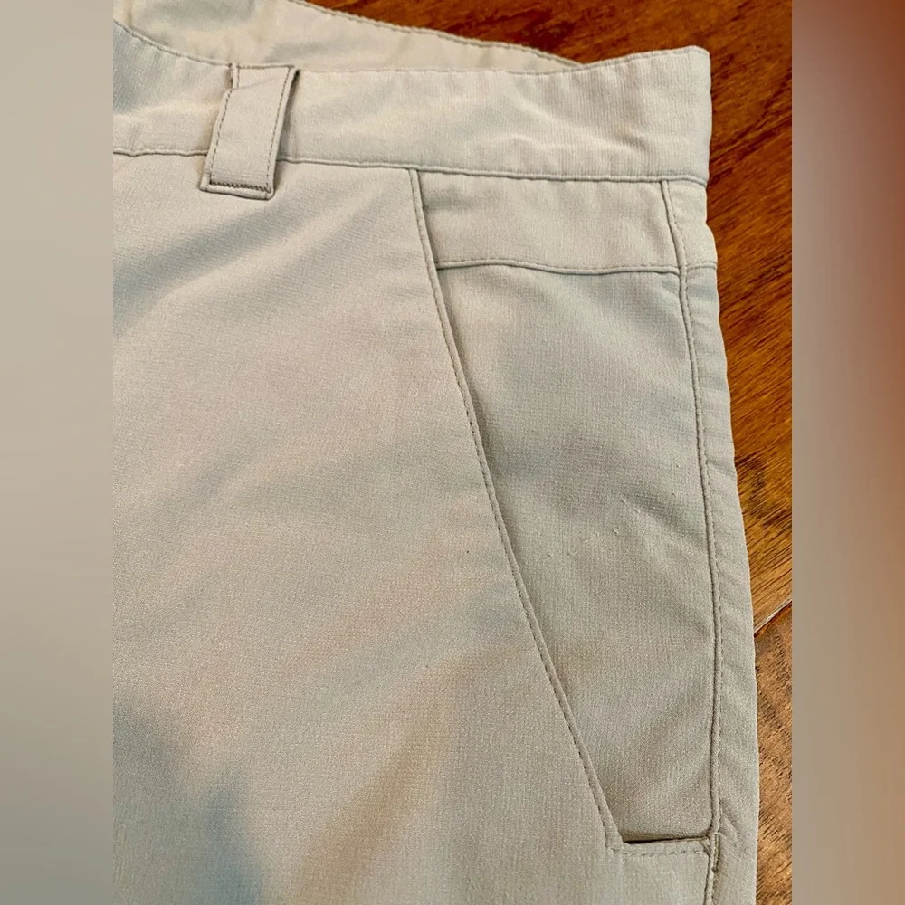 Oakley‎ Men's Light Gray Performance Flat-Front Shorts